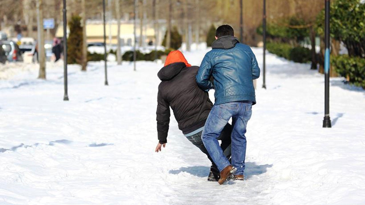 Aman çok dikkatli olun! Buzda yürürken bunu yapmayan düşüyor