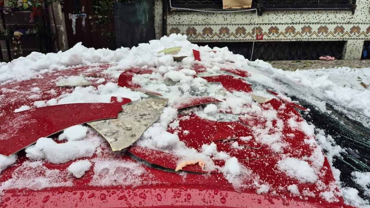 Aman dikkat! Sizin de başınıza gelmesin... Dev kar kütlesi arabayı bu hale getirdi