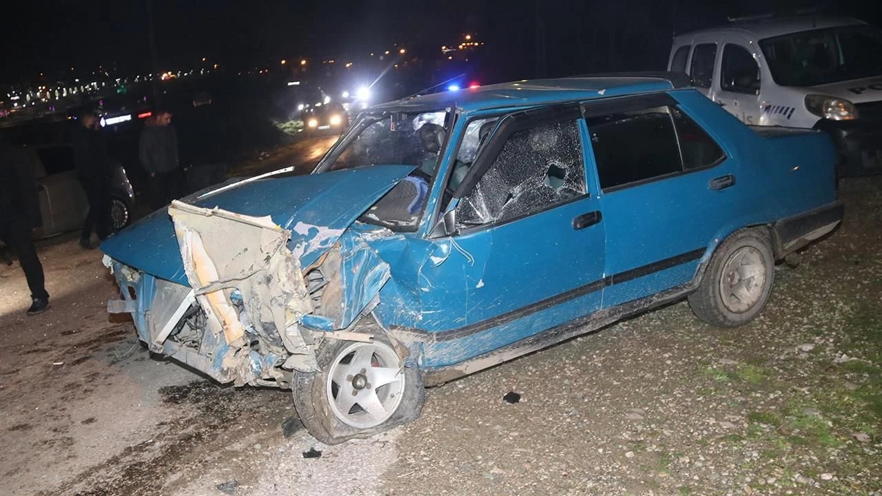 Amasya'da iki otomobil çarpıştı