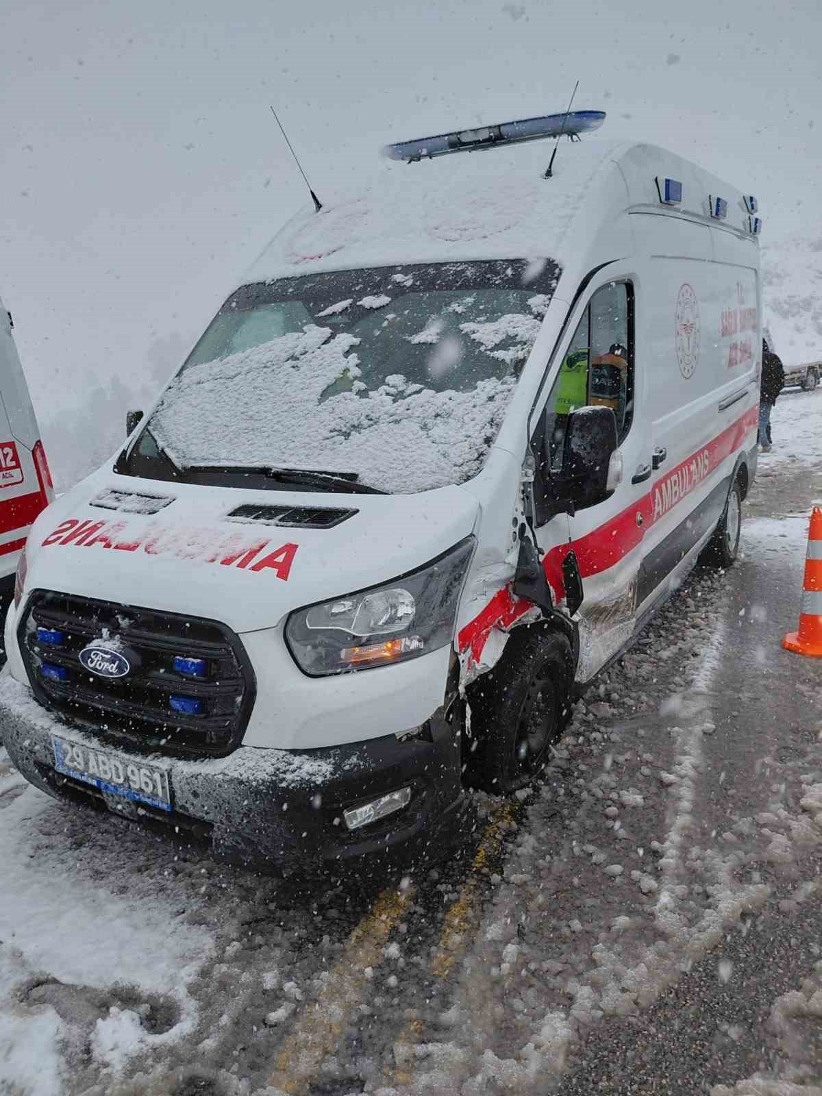 Ambulans ile otomobil çarpıştı: 3 kişi yaralandı