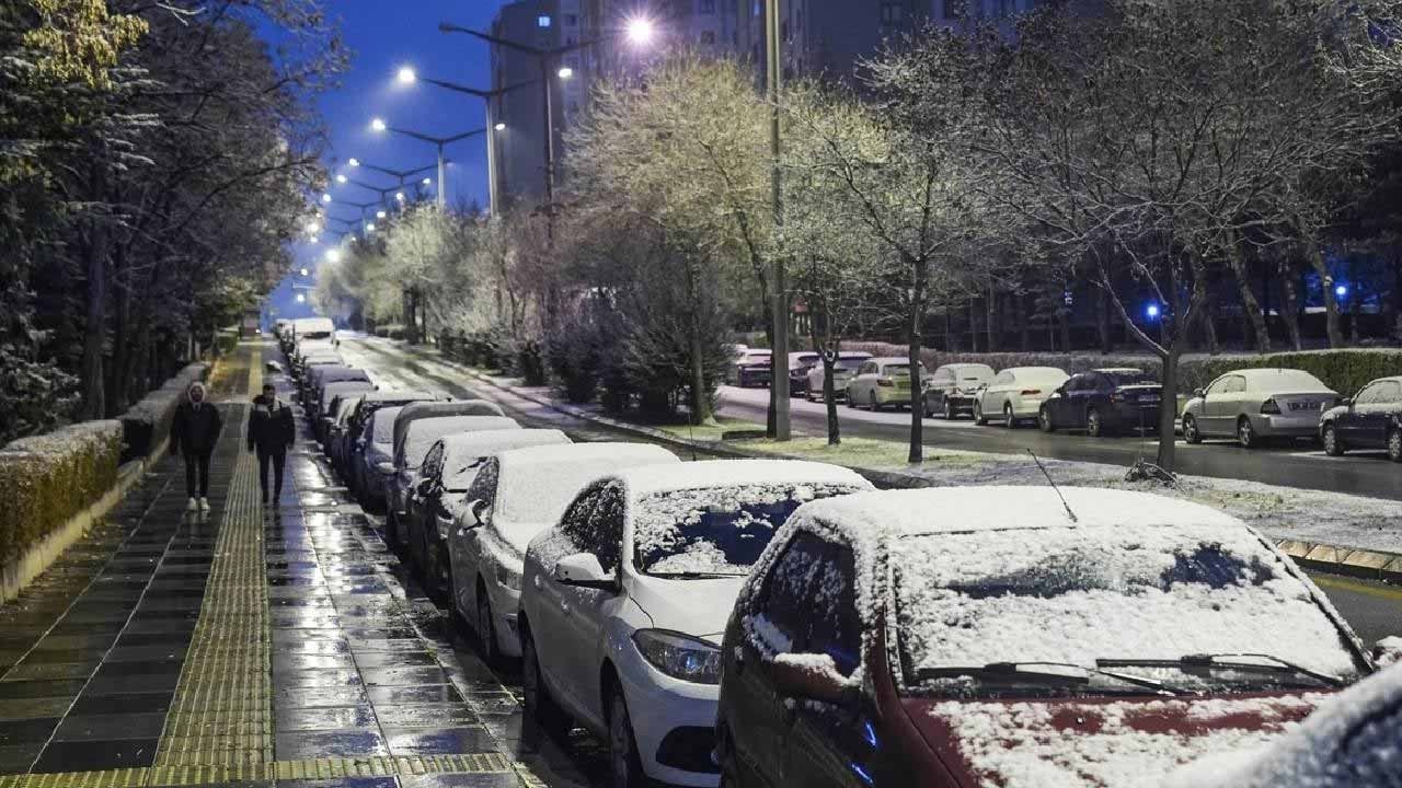Ankara beyaz örtüyle uyandı! Başkentte yeni yılın ilk gününde kar sürprizi: Ulaşımda aksamalara karşı kritik uyarı