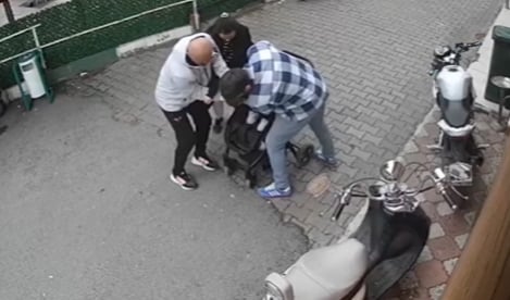 Annesi çaresizce çırpınırken o yetişti: Minik yavruyu Heimlich manevrası ile kurtardı