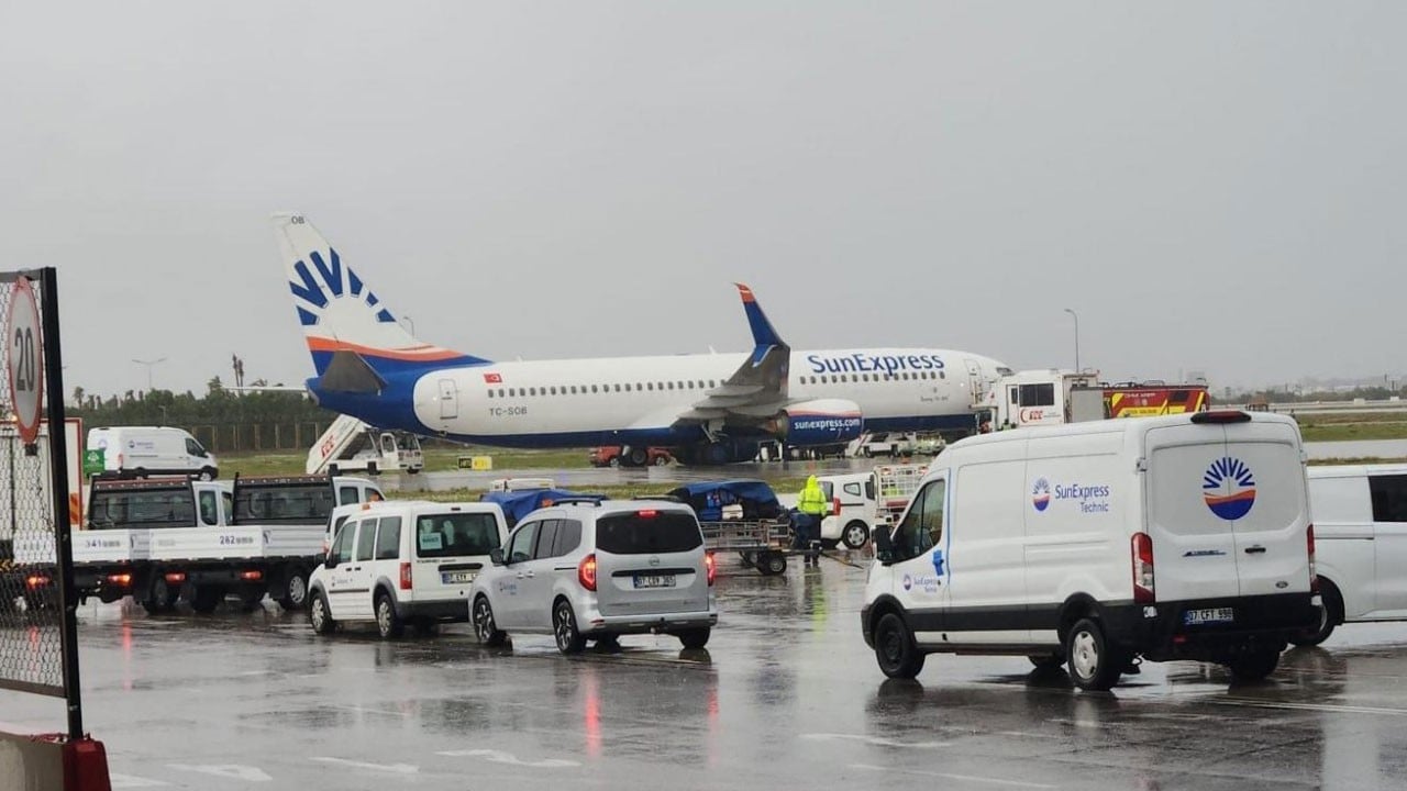 Antalya’da facia ucuz atlatıldı: Kalkışa geçen uçağın kanadı parçalandı