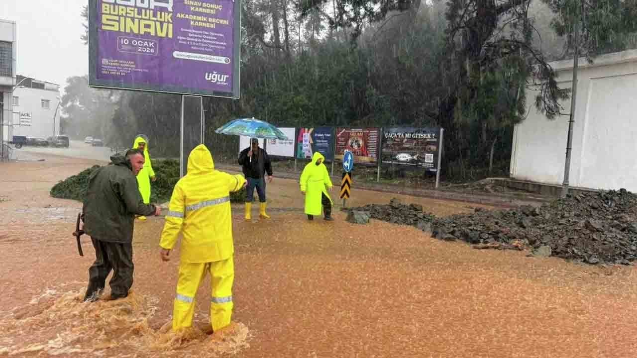 Antalya’da sağanak felaketi: Seralar yıkıldı, tarım arazileri göle döndü