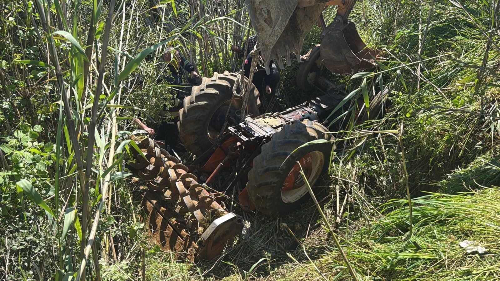 Antalya'da traktörün altında kalan emekli polis öldü