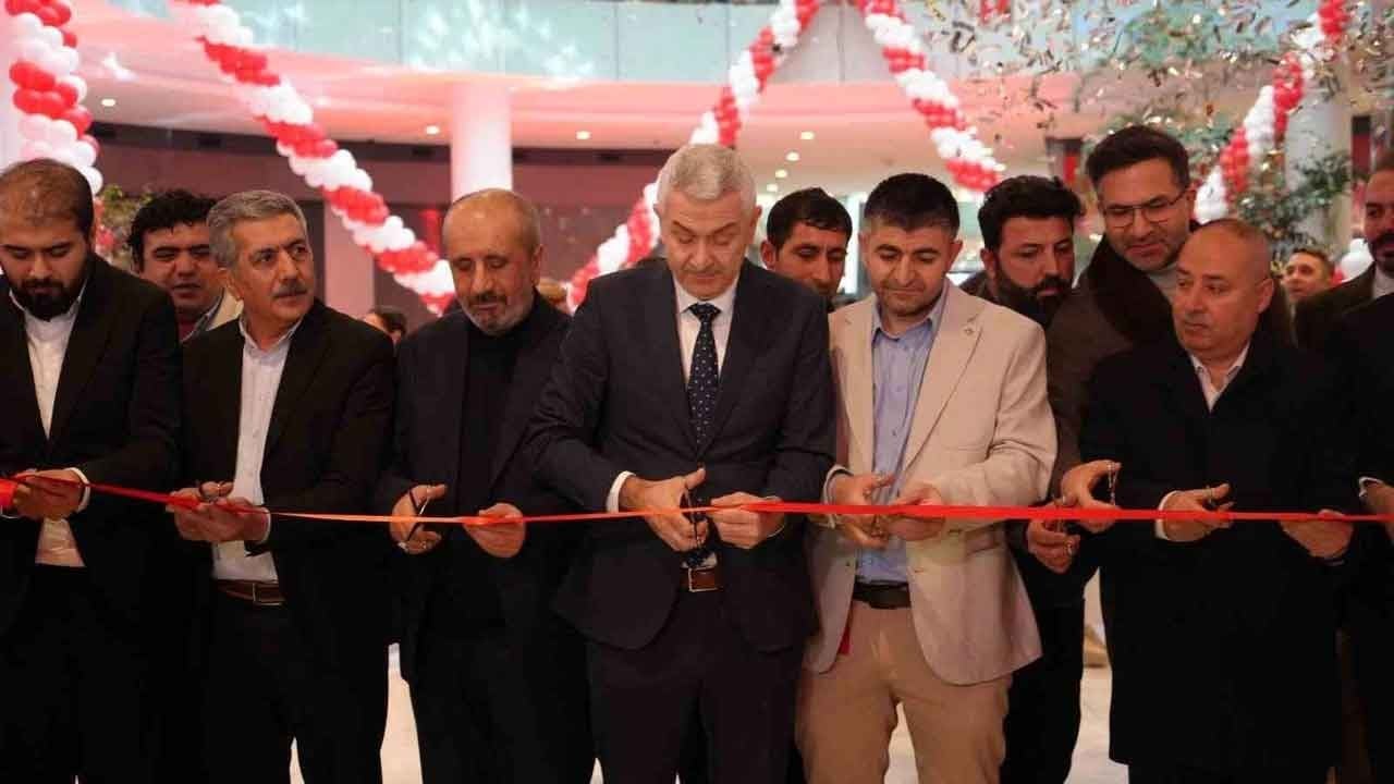 Antalya’da yağmura meydan okuyan indirim çılgınlığı! O hediyeyi kapmak isteyenler gece yarısı kuyruğa girdi