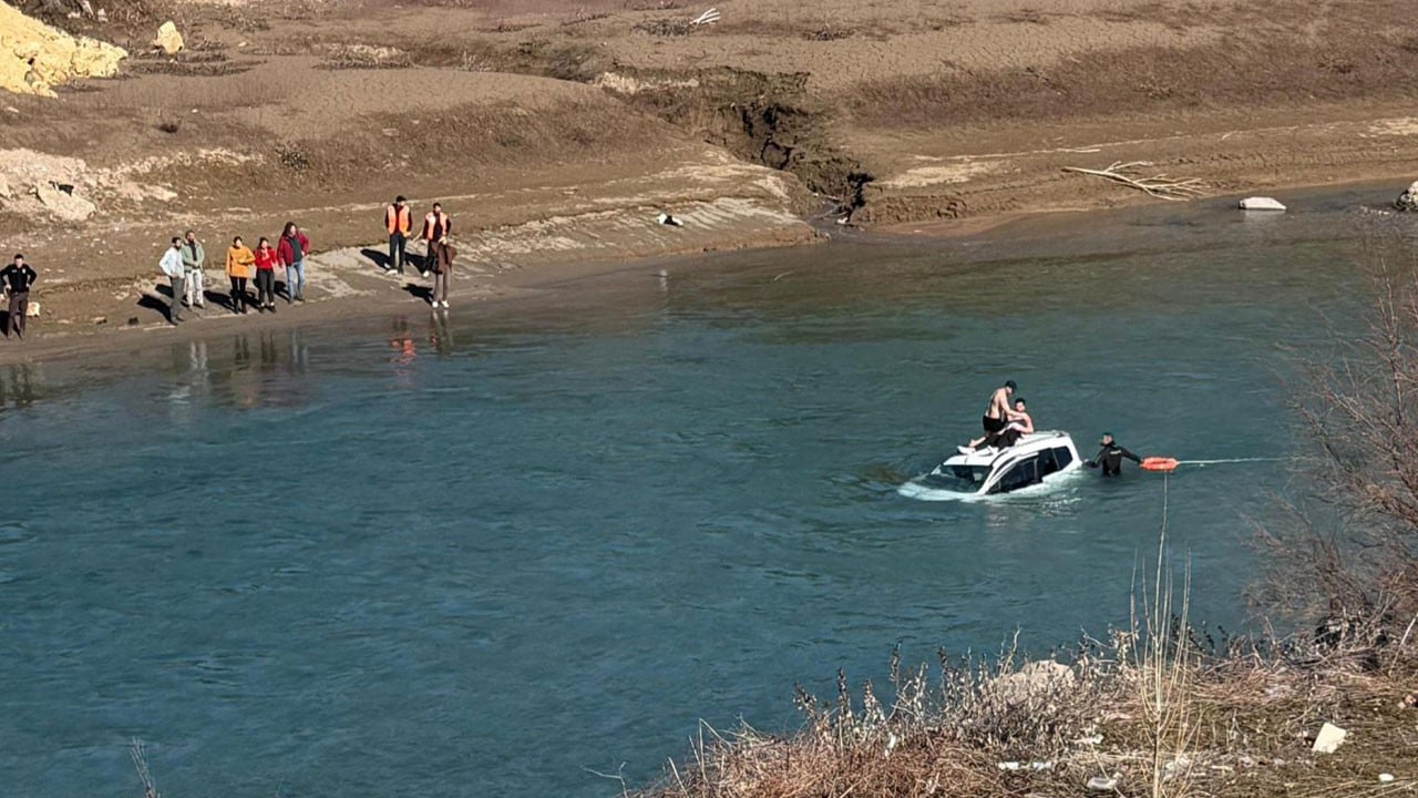 Araç köprüden baraj gölüne uçtu!