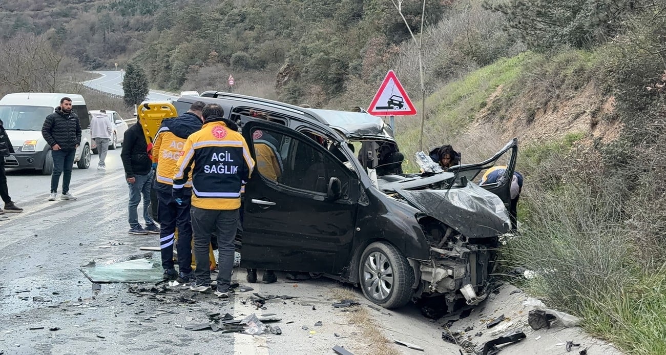 Arnavutköy’de hafif ticari araç ile hafriyat kamyonu çarpıştı: 1 ölü, 2 yaralı