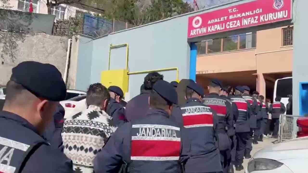 Artvin merkezli 4 ilde organize suç örgütüne nefes kesen operasyon! 35 şüpheli yakalandı, 28’i tutuklandı!