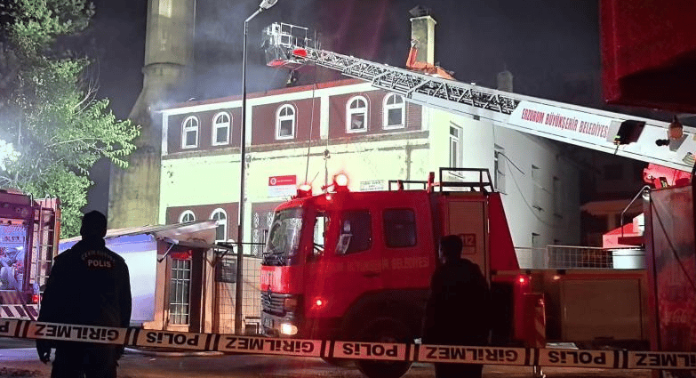 Aşağı Mumcu Camii’nde Gece Yarısı Yangını!