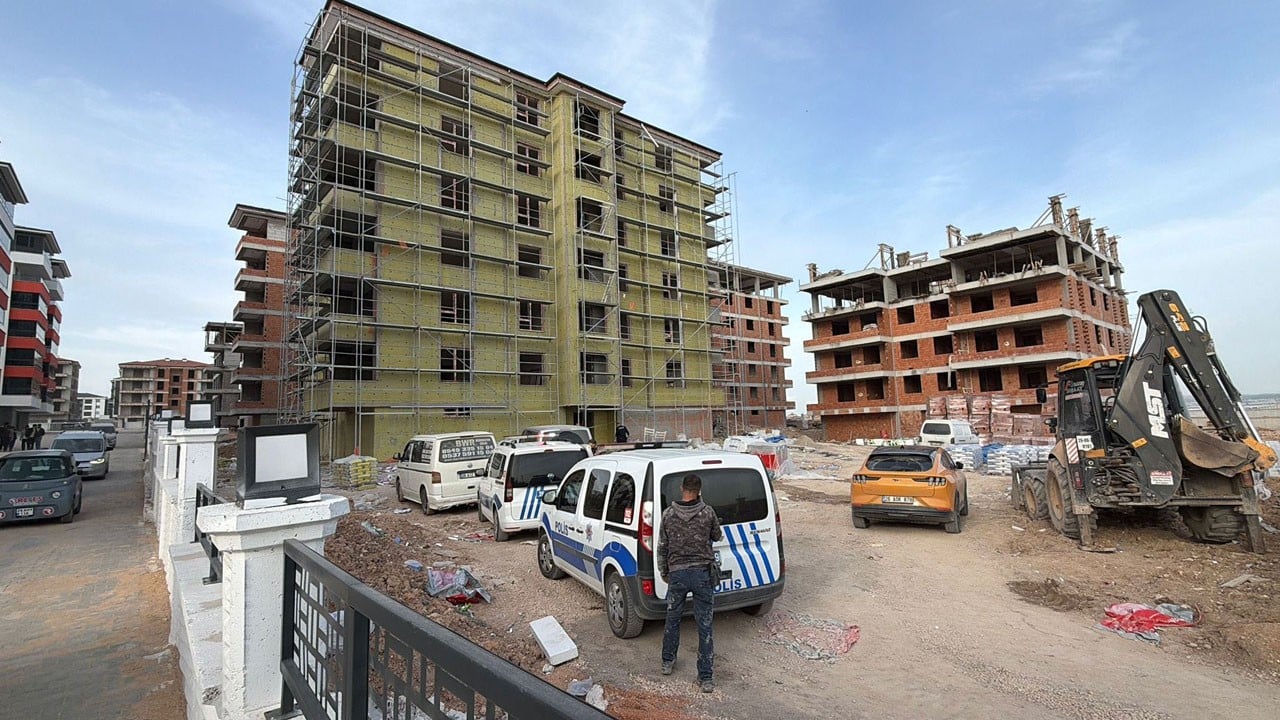 Asansör boşluğuna düşen işçi hayatını kaybetti