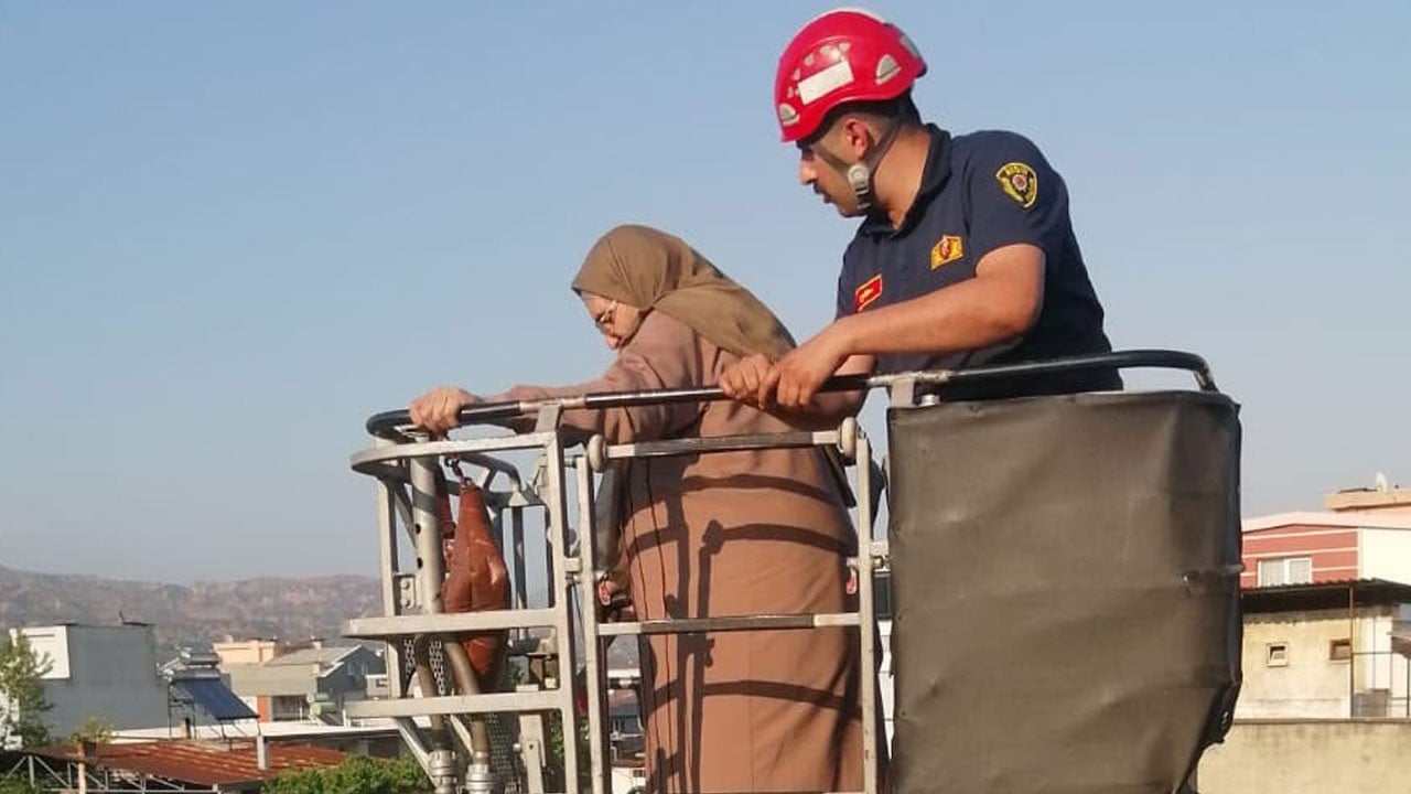 Asansörde mahsur kalan yaşlı kadın böyle kurtarıldı!