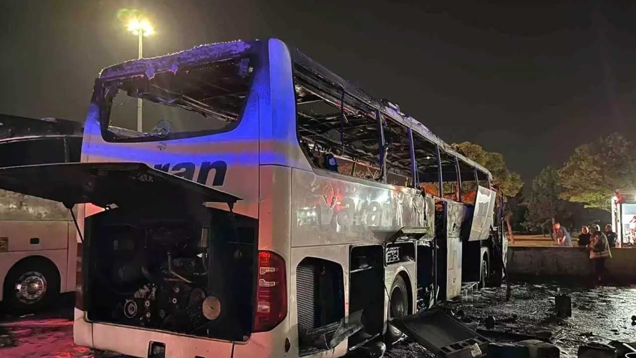 AŞTİ otoparkında park halindeki otobüs alevlere teslim oldu