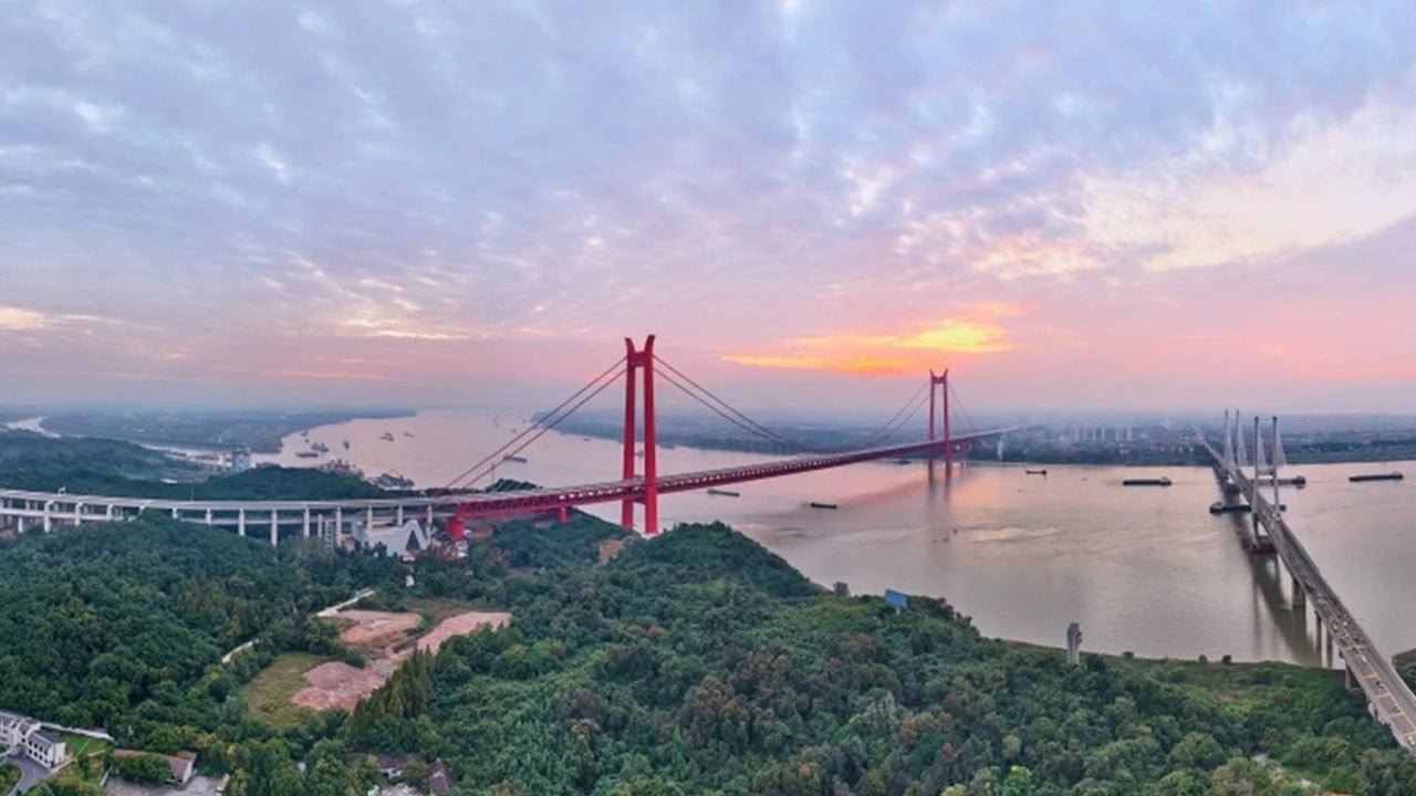 Asya’nın kalbinde çelik dev: Çin’den dünyanın ilk çift katlı asma köprüsü