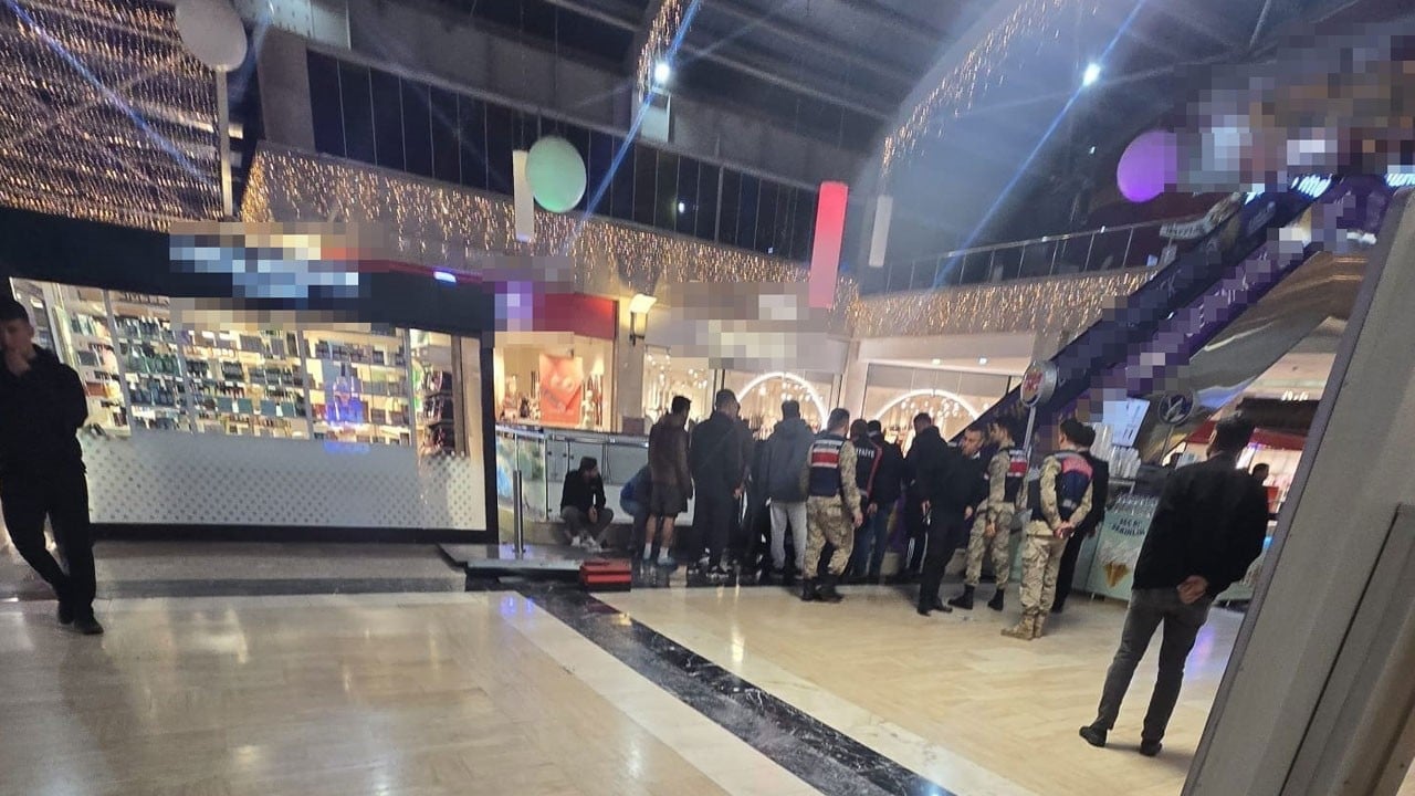 AVM'de korku dolu anlar yaşandı! Hepimizin başına gelebilir aman dikkat