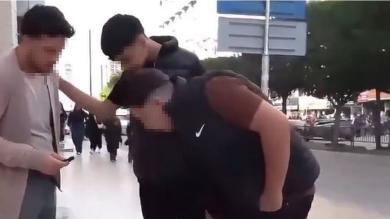 Ayağımda kelepçe var dedi, adliye mescidini temizleme cezası verildi