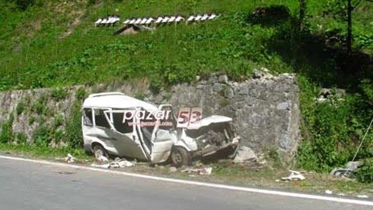 Ayder yolunda feci çarpışma! Lüks otomobil ile ticari araç kafa kafaya girdi, 3 yabancı çocuk yaralandı!