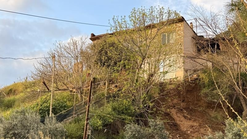 Aydın'da toprak kayması nedeniyle 3 ev tahliye edildi