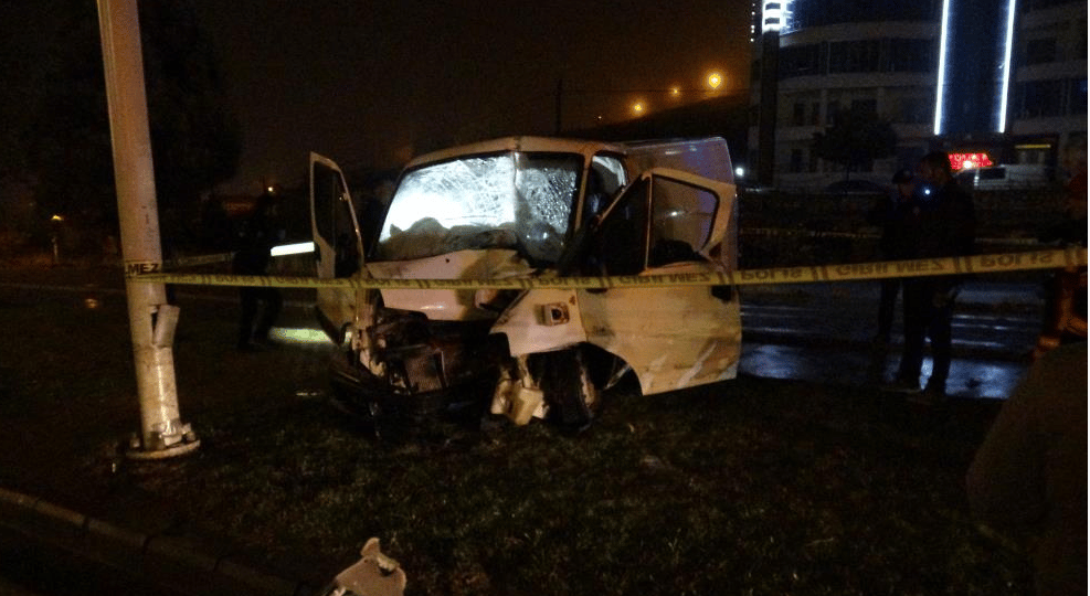 Aydınlatma direğine çarpan sürücü hayatını kaybetti