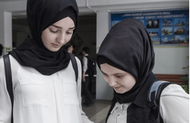 Azgınlar bastırdı mahkeme boyun eğdi! Kosova’daki başörtüsü zulmü yeni değil