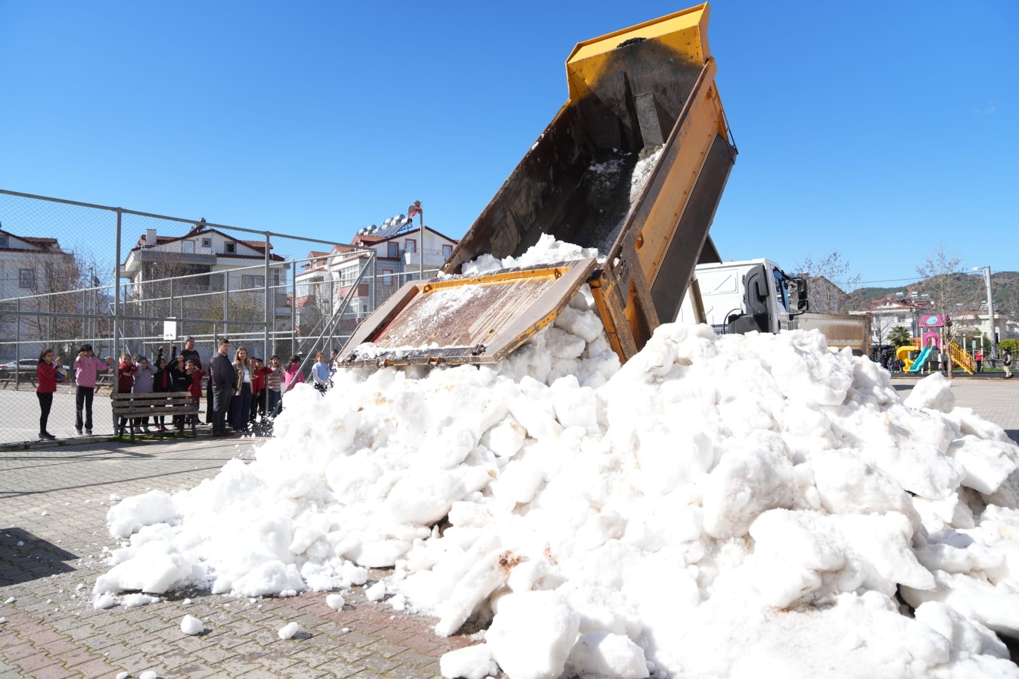 'Babam olsaydı benimle oynardı' dedi Belediye Başkanı Okul bahçesine kamyonla kar getirdi