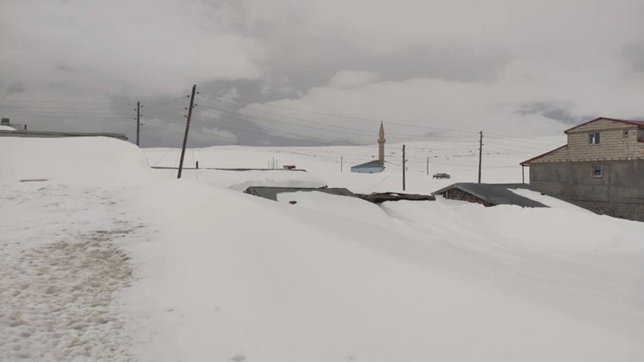 Bahar buraya uğramadı: 3 metrelik karda evler kayboldu