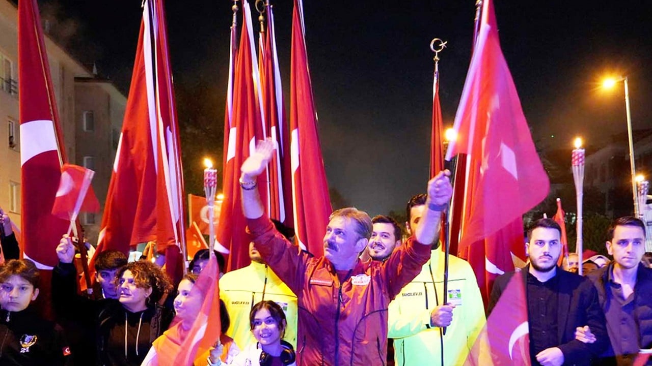 Bahçelievler’de 102 metrelik bayrakla Cumhuriyet coşkusu