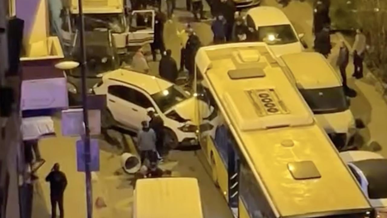 Bahçelievler’de kontrolden çıkan kamyonet mahalleyi birbirine kattı: 5 araca çarptı, fırına girdi!