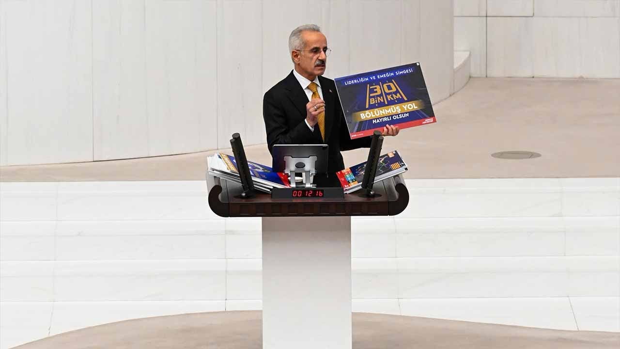 Bakan Uraloğlu son rakamı açıkladı! Bölünmüş yol ağında artış
