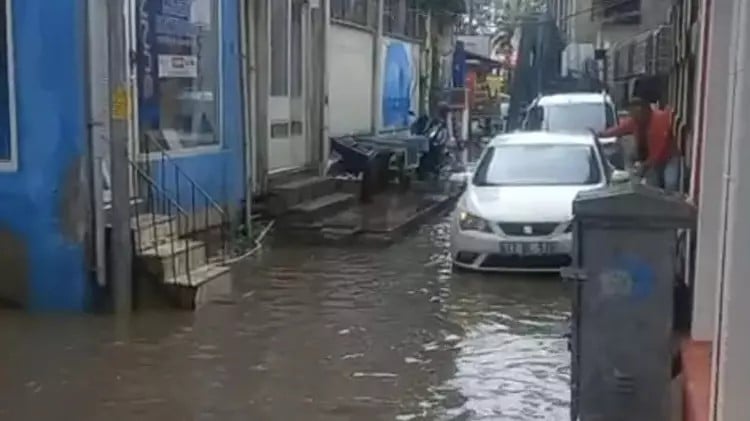 Balıkesir'de sağanak; cadde ve sokaklar göle döndü