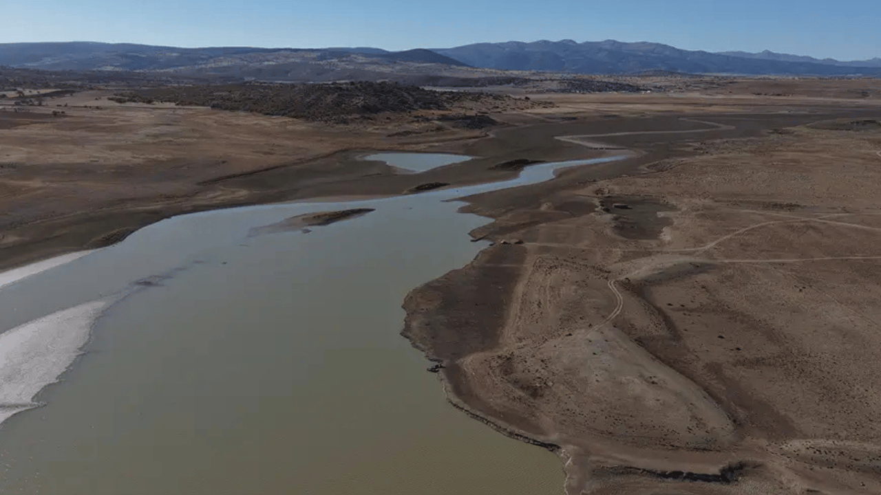 Baraj çekilince tarihi köprü ortaya çıktı!