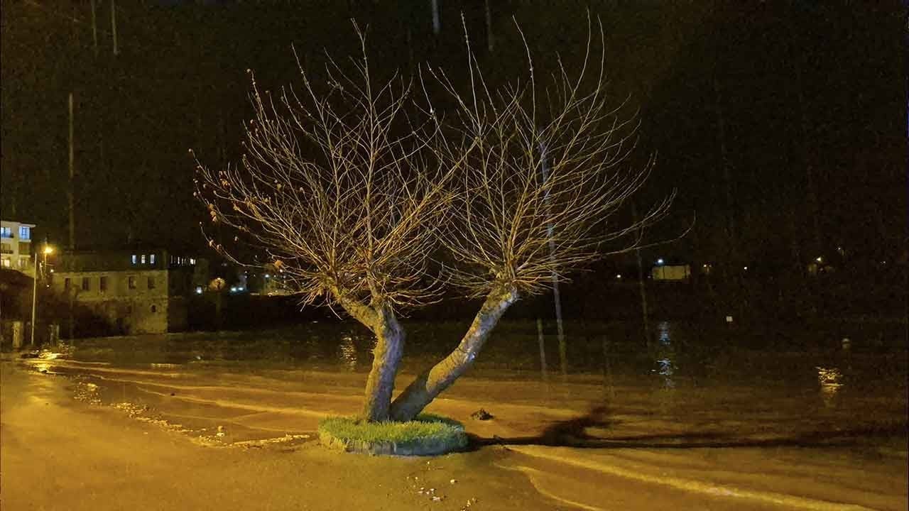 Bartın'da sağanak ve dolu vurdu! Bartın Irmağı taştı: Piknik alanı ve yollar sular altında kaldı!