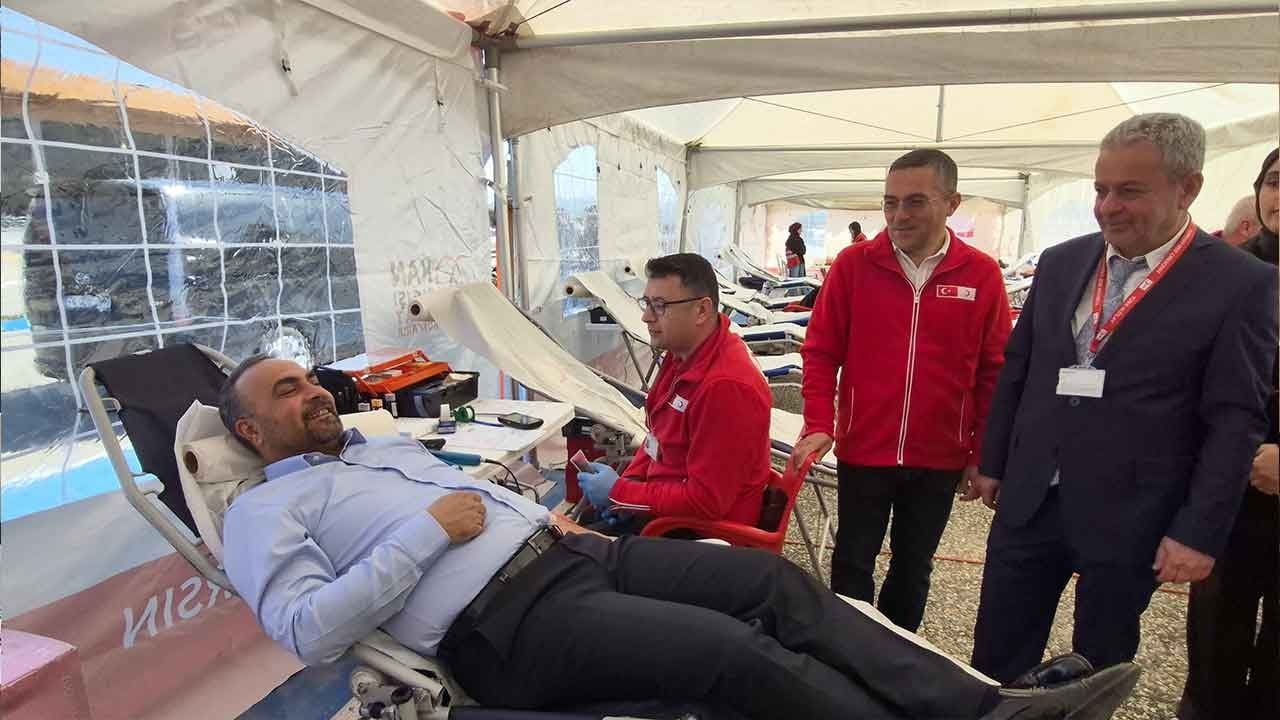 BARÜ kampüsünde "can" pazarı kuruldu! Rektör Akkaya damarı açtı, öğrenciler Kızılay'a koştu