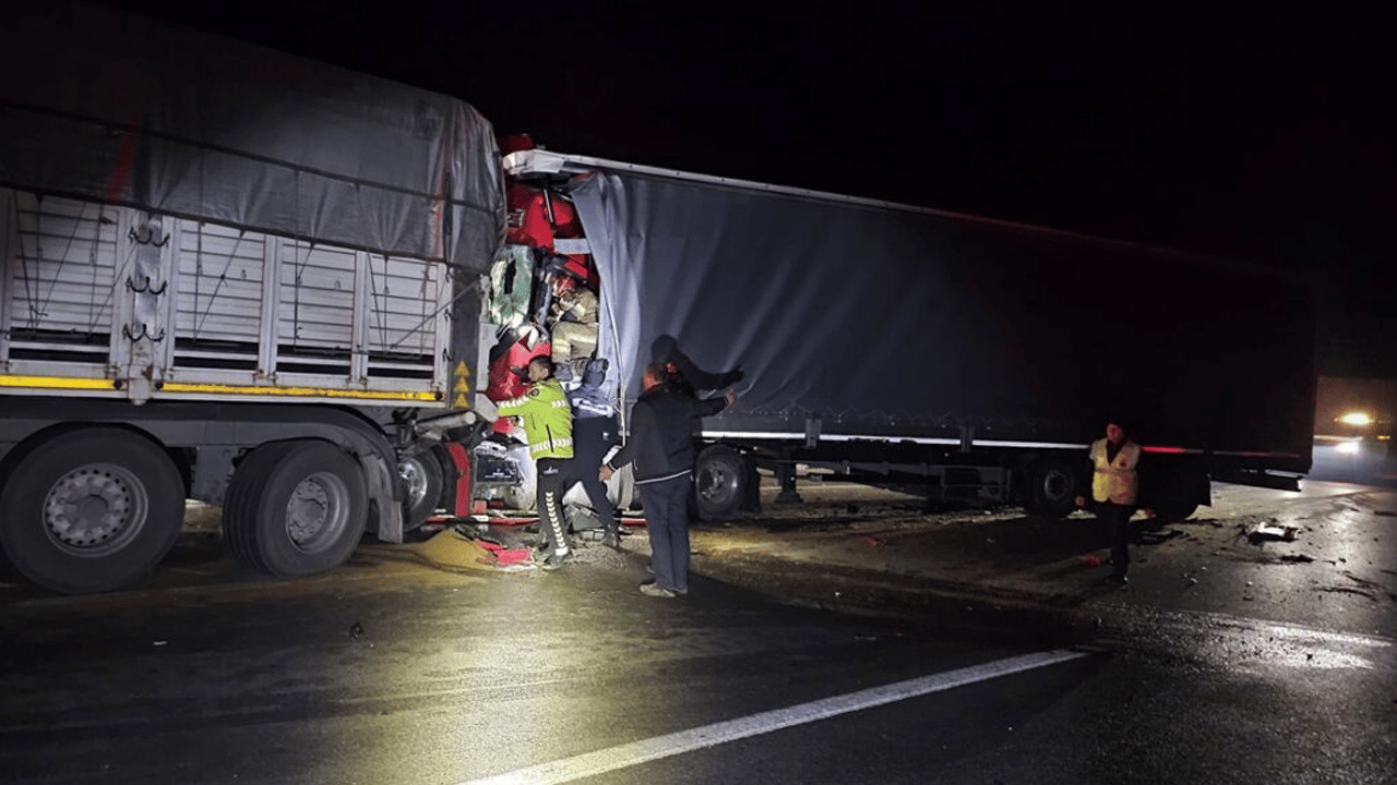 Başka tıra arkadan çarpan tırın sürücüsü öldü