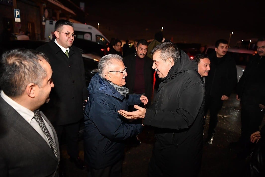 Başkan Büyükkılıç, Bakan Tekin'i Erciyes'te ağırladı, gece kayağı yapan kayakseverlerle buluştu