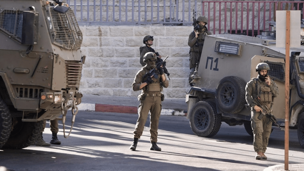 Batı Şeria'da İsrail ordusu ile Filistin topraklarını gasbeden İsraillilerin baskınlarında 3 Filistinli yaralandı