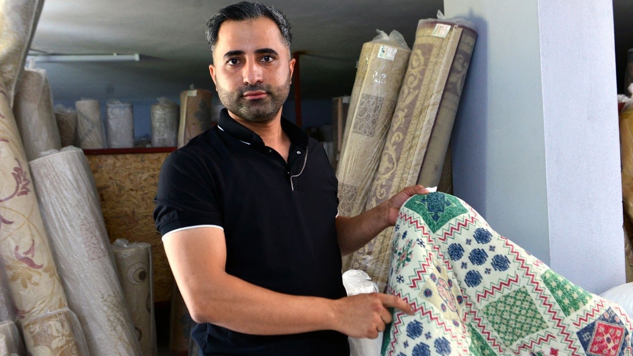Battaniyenin içinden servet çıktı! Cüzdanları teslim etti, müşterinin sorusu şaşkına çevirdi