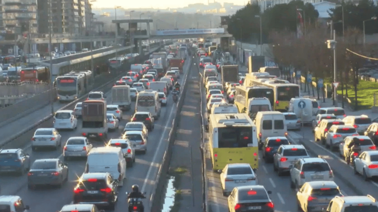 Bayram dönüşü yollarda yoğunluk yaşanıyor: Trafik durma noktasına geldi