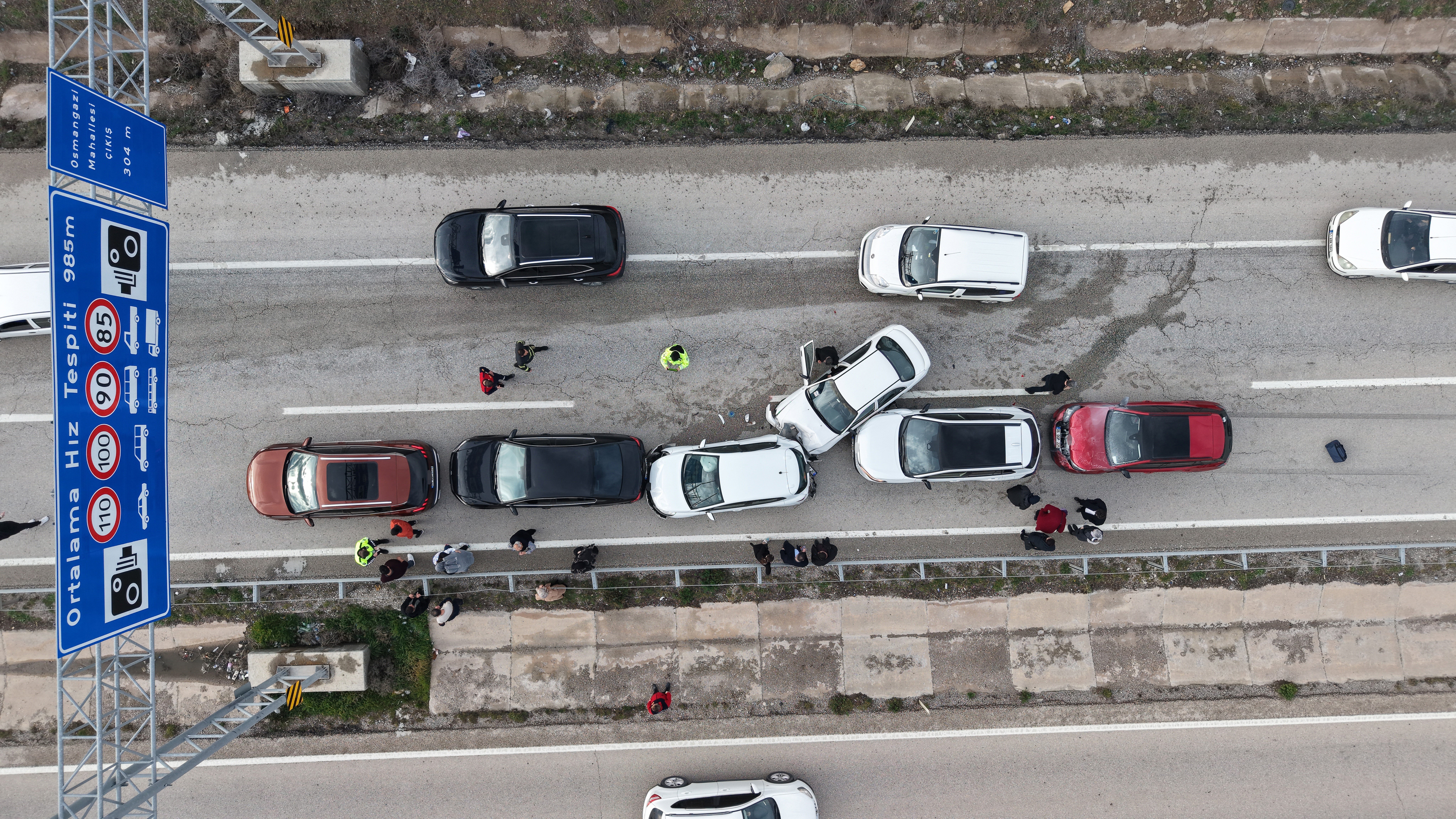 Bayram dönüşü zincirleme kaza: Anne ve iki çocuğu yaralandı