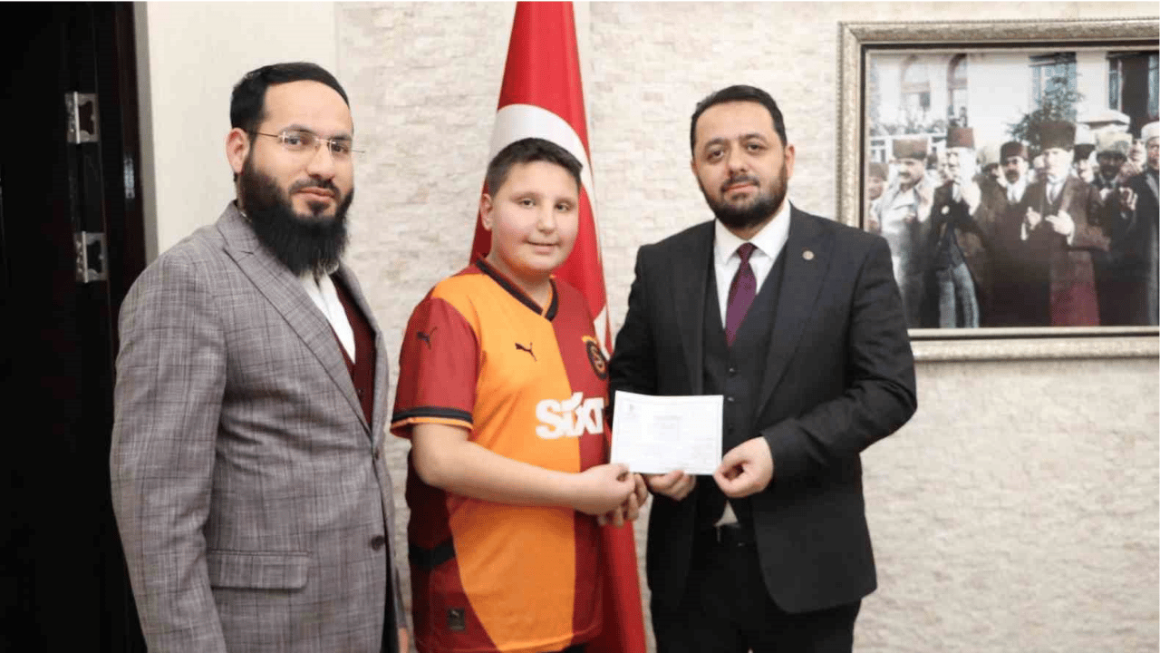 Bayram harçlıklarını Filistin’e bağışladı