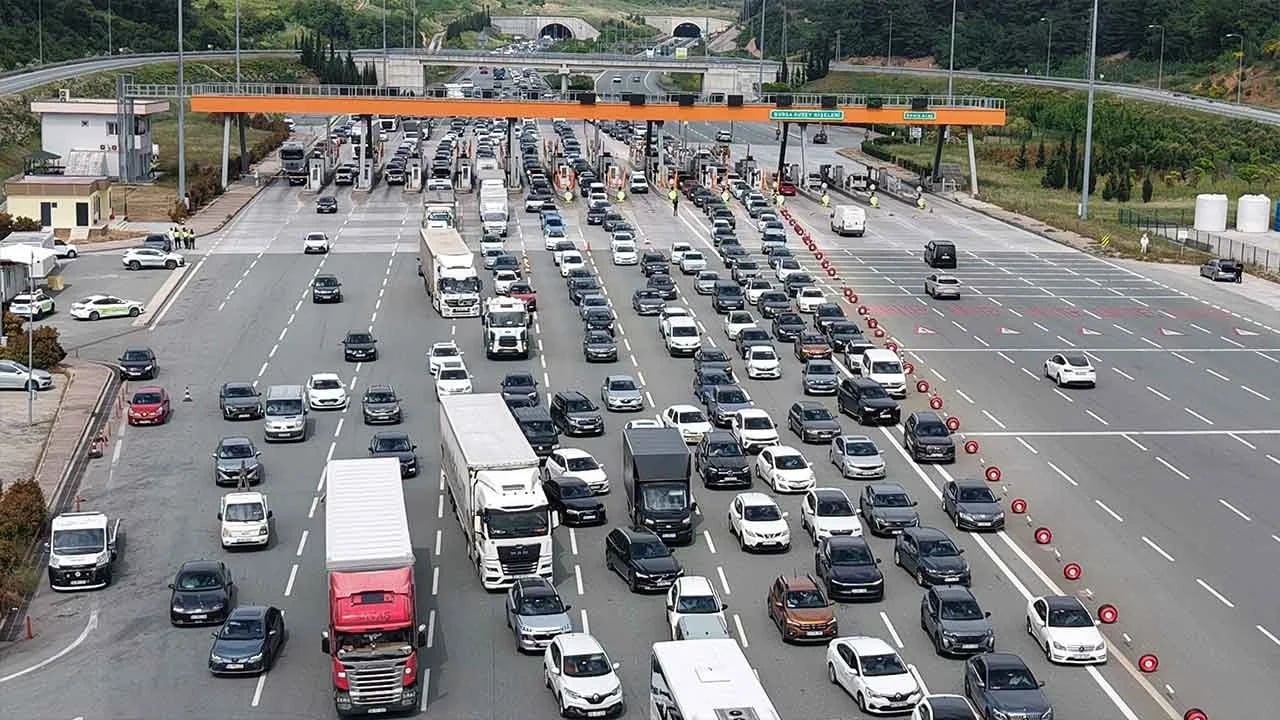 Bayram tatilcileri yollarda mahsur kaldı! Bursa Kuzey Gişelerinde kilometrelerce araç kuyruğu!