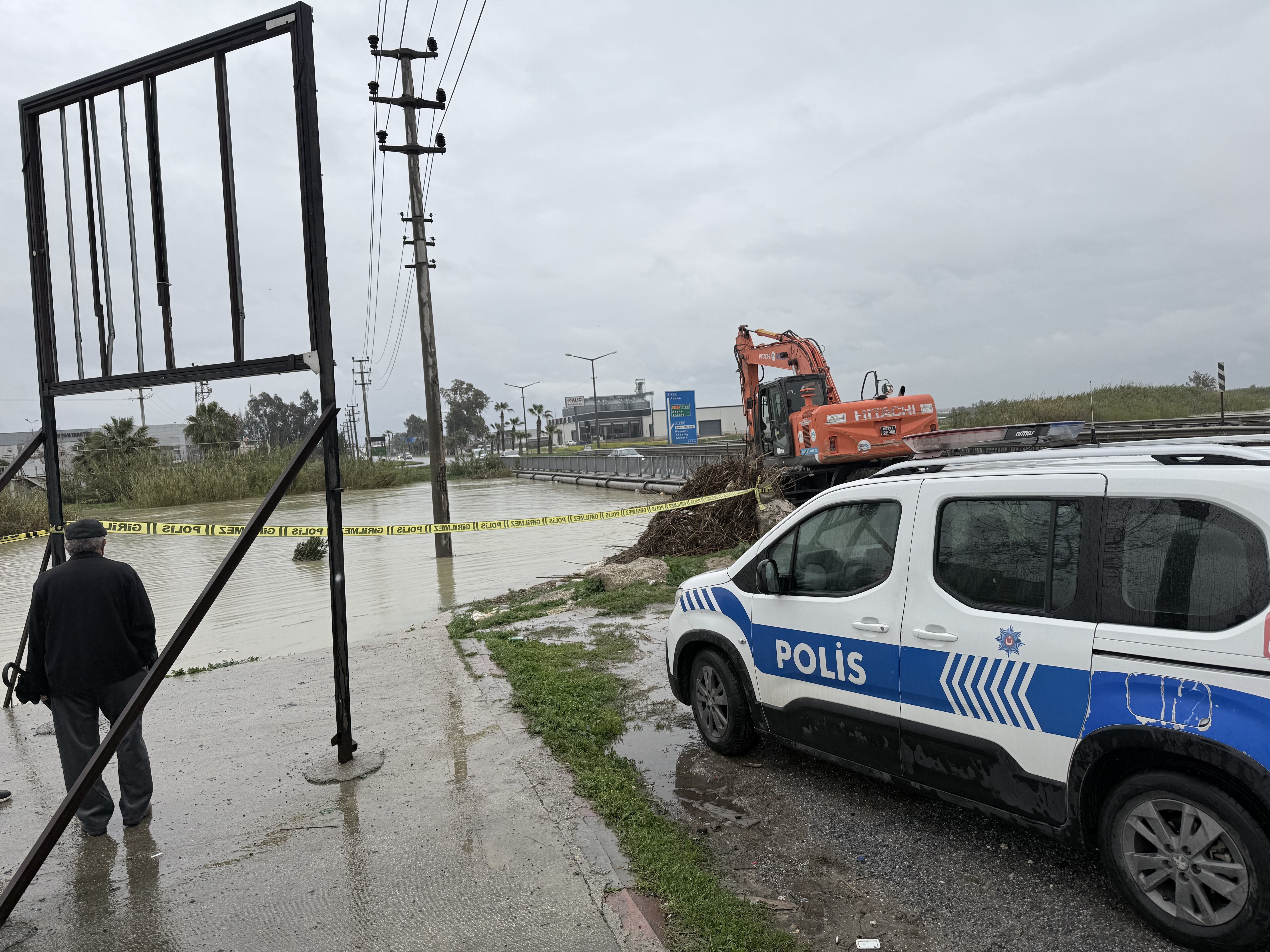 Berdan Irmağı'nda alarm, su seviyesi köprüye dayandı