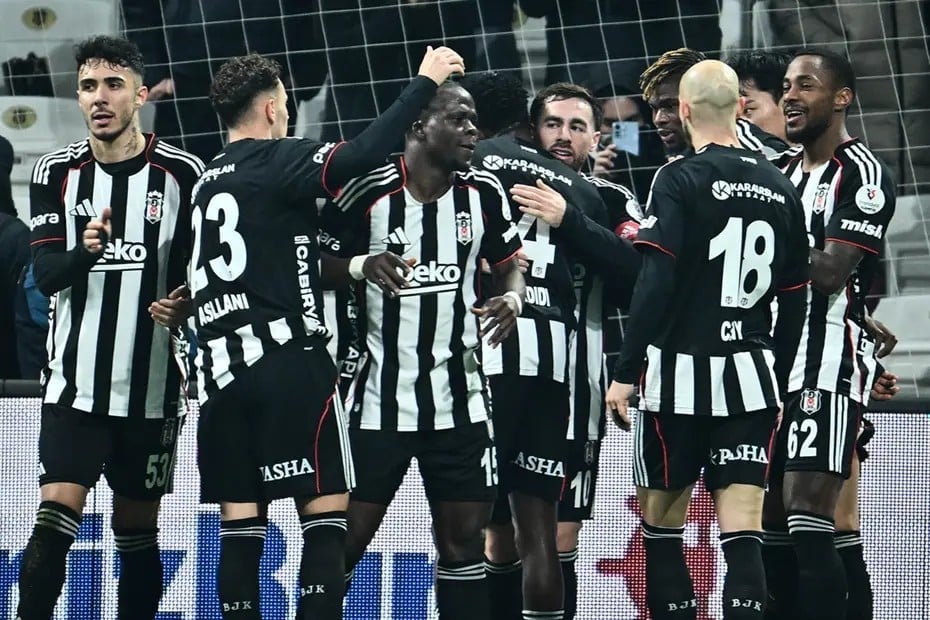 Beşiktaş kupada fırtına gibi esiyor! Kartal ilk yarıda Rize'yi bitirdi