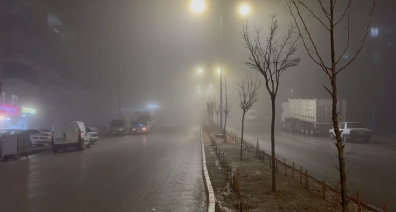 Besni'de sağanak ve sis geçit vermiyor! Görüş mesafesi 10 metreye kadar düştü!