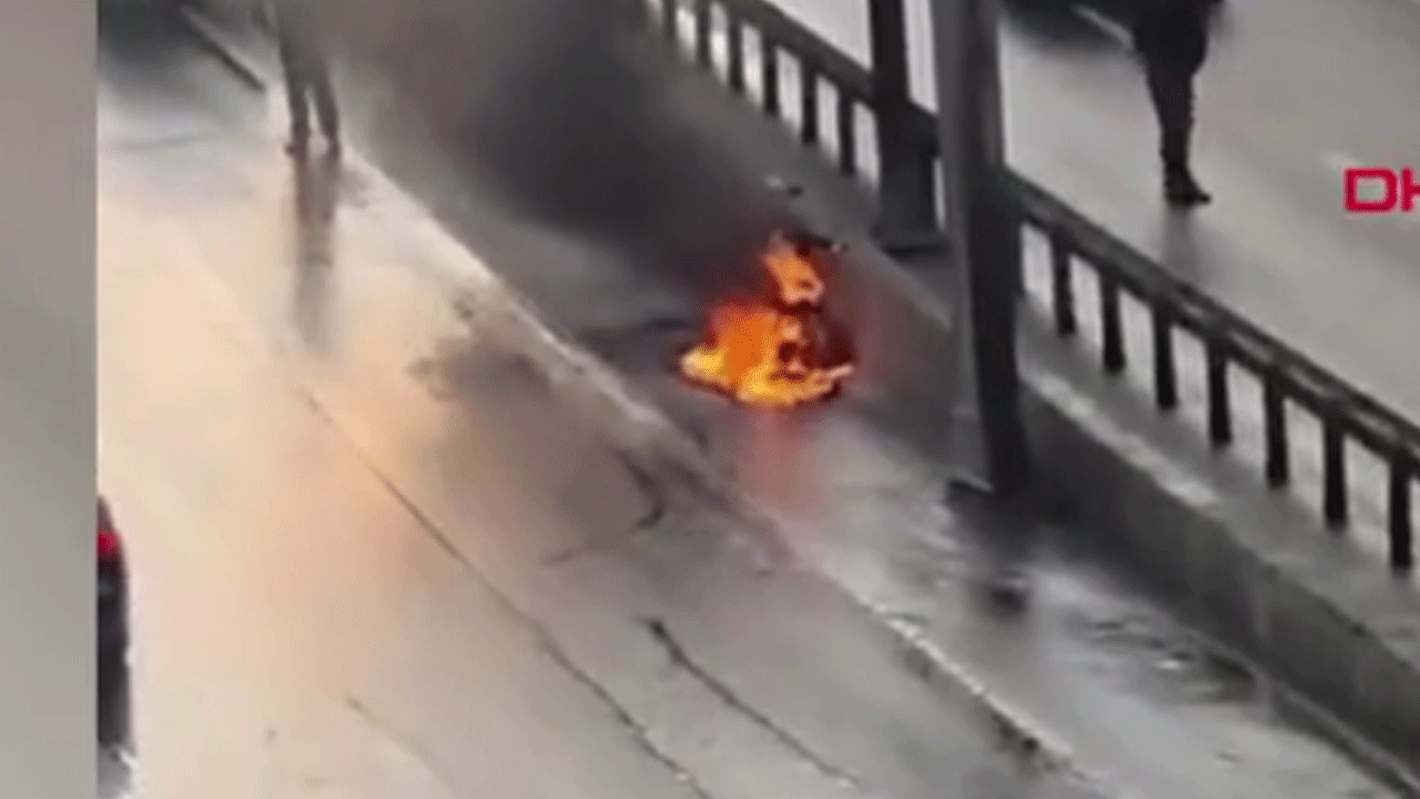 Beylikdüzü'nde motosiklet alev alev yandı!