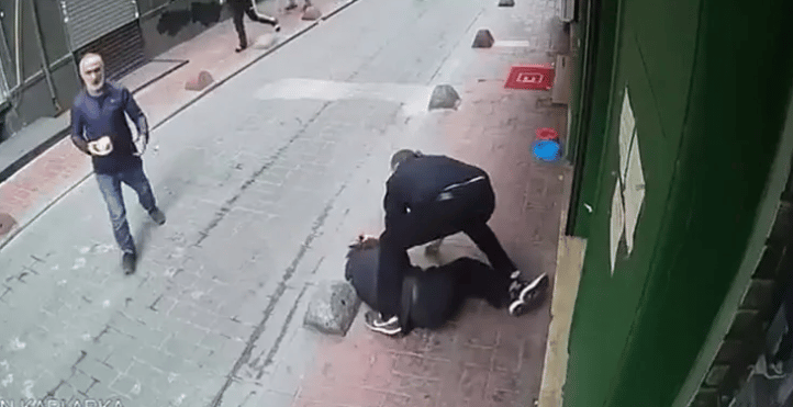 Beyoğlu’nda küfür tartışması kanlı bitti