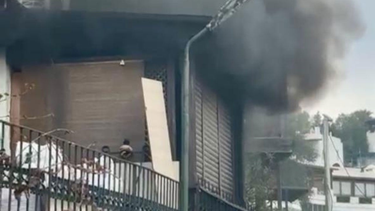 Psikolojik sorunları olan kadın kendi evini yaktı