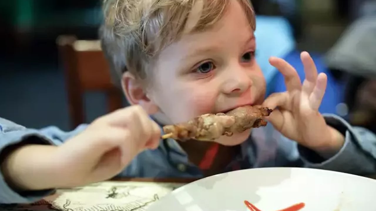 Bilimsel analiz: Et yemeyen çocuk daha kısa ve daha zayıf!