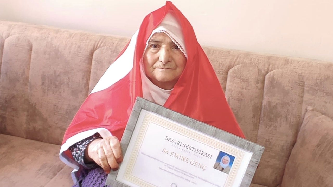 Bir ömürlük hayal gerçek oldu! 88 yaşında okuma yazmayı öğrendi