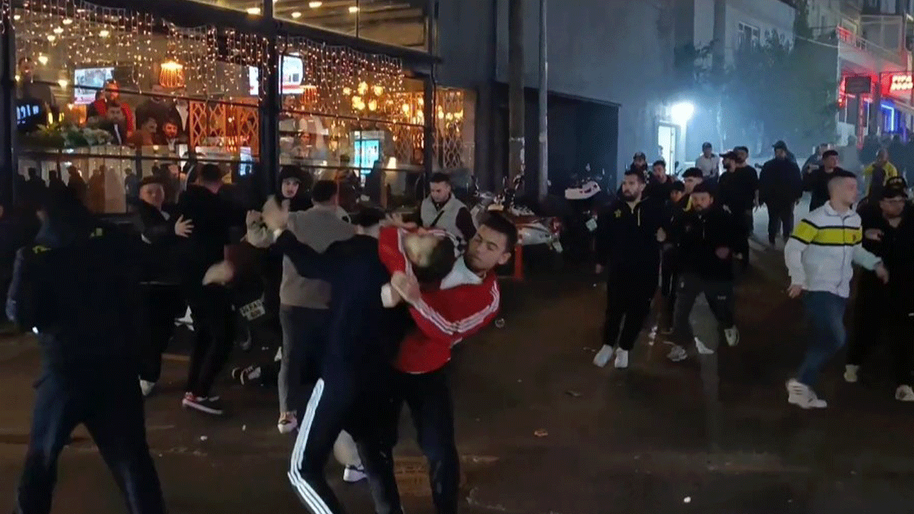 Birbirine giren Beşiktaş ve Fenerbahçe taraftarları mahalleyi savaş alanına çevirdi: 5 kişi yaralandı